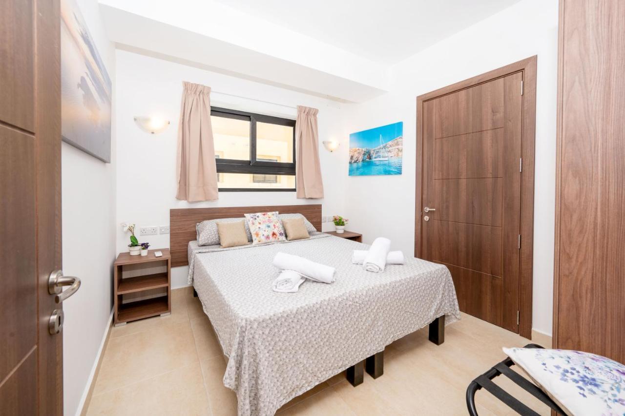 Islet Promenade Seafront Apartment With Large Corner Terrace By Getawaysmalta St. Paul's Bay Ngoại thất bức ảnh