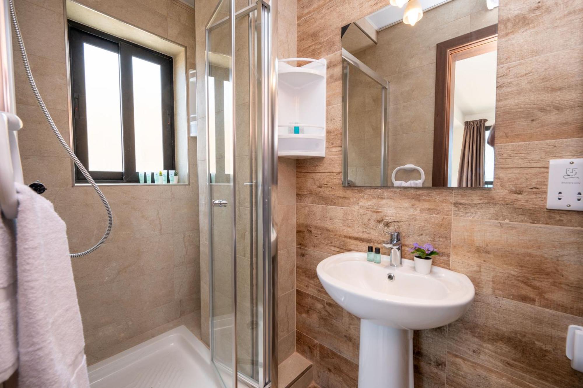 Islet Promenade Seafront Apartment With Large Corner Terrace By Getawaysmalta St. Paul's Bay Ngoại thất bức ảnh